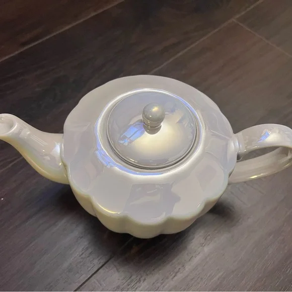 Shell Opal Cream Teapot - Picture 3 of 10